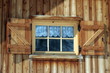 finestra di una casa in legno