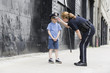 Foto: Woman police officer talking to a boy. Woman police officer talking to a boy.