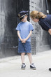 Foto: Woman police officer talking to a boy. Woman police officer talking to a boy.