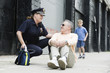 Foto: Woman police officer talking to a senior man. Woman police officer talking to a senior man.