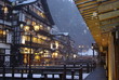 雪の降る街