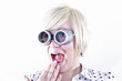 Blondine mit Schweißerbrille