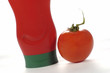 tube de sauce tomate avec une tomate