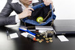frau sucht in handtasche
