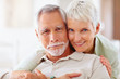 Foto: A romantic senior old couple enjoying together A romantic senior old couple enjoying together