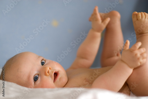 Photo: Baby spielt mit seinen Füßen Baby spielt mit seinen Füßen