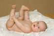 Baby spielt mit seinen Füßen