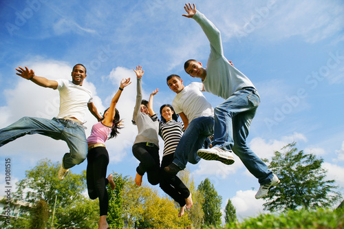 Photo: hommes et femmes souriants sautant en l'air hommes et femmes souriants sautant en l'air
