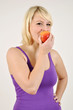 Frau mit Apfel
