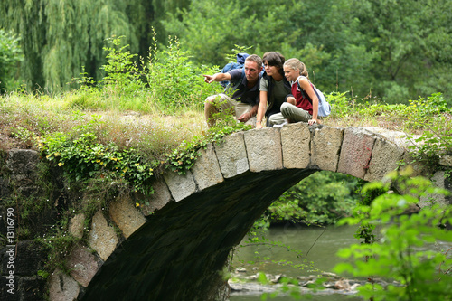 Photo: famille de randonneurs sur un pont famille de randonneurs sur un pont
