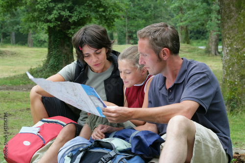 Photo: famille de randonneurs lisant unevcarte famille de randonneurs lisant unevcarte