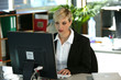 jeune femme blonde au bureau avec ordinateur