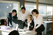 hommes et femmes avec ordinateur de bureau