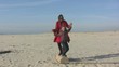 mère et fille dansant sur la plage au ralenti