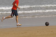 Niño corriendo por la playa