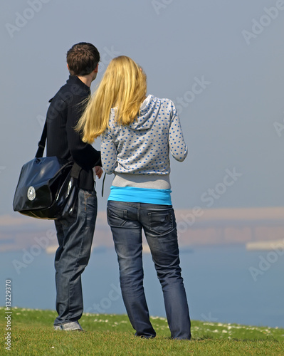 Foto: Pareja paseando por el campo Pareja paseando por el campo