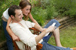 homme et femme souriants lisant un livre