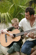 père et fils avec guitare
