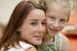 portrait de femme souriante avec une enfant