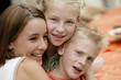 portrait de femme souriante avec enfants