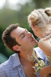 homme embrassant un fille