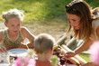 femme et enfants à table