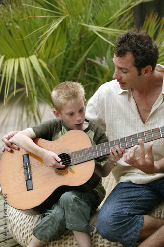 père et fils avec guitare
