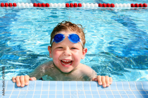 Foto: Happy child in a swimming pool Happy child in a swimming pool