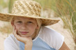 Portrait de fille portant un chapeau de paille