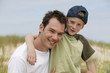 Homme et petit garçon souriants