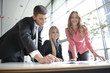 drei business leute besprechen sich