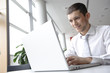 mann arbeitet mit notebook
