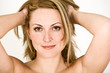 junge Frau mit Hände in Haaren