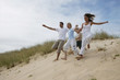 famille courant dans le sable