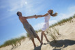 homme et enfant s'amusant dans le sable