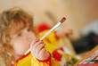 Enfant qui fait de la peinture Enfant qui fait de la peinture