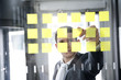 geschäftsmann arbeitet hinter scheibe mit post it