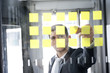 geschäftsmann arbeitet hinter scheibe mit post it