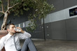 mann trinkt in firma ein glas wasser