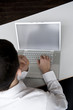 geschäftsmann sitzt vor computer monitor