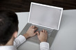 junger geschäftsmann sitzt vor computer monitor