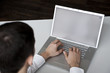 junger geschäftsmann sitzt vor computer monitor
