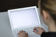 blonde frau sitzt an computer bildschirm blonde frau sitzt an computer bildschirm