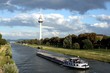 Neckar in Mannheim mit Frachtschiff