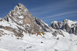 Gleitschirmflieger in den Dolomiten im Winter