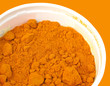 curcuma sur fond jaune
