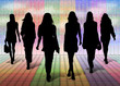 Silhouettes di donne su palco