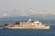Schiff auf dem Bodensee vor dem schweizer Ufer