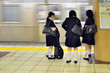 Foto: Ecolières japonaises attendant le métro Ecolières japonaises attendant le métro
