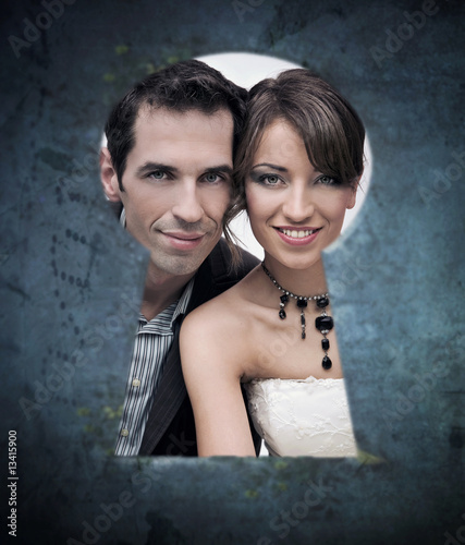 Foto: Wedding pair look out keyhole Wedding pair look out keyhole